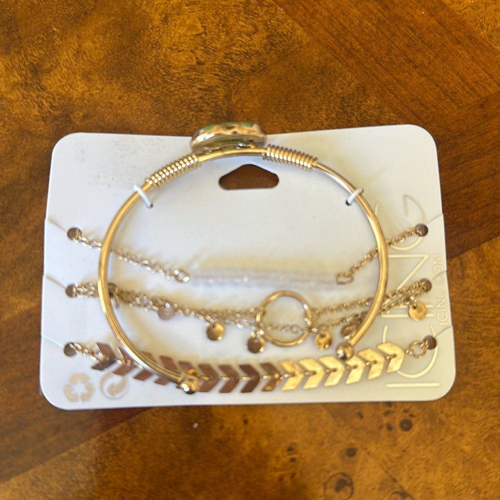 A cute bracelet in the brand icing